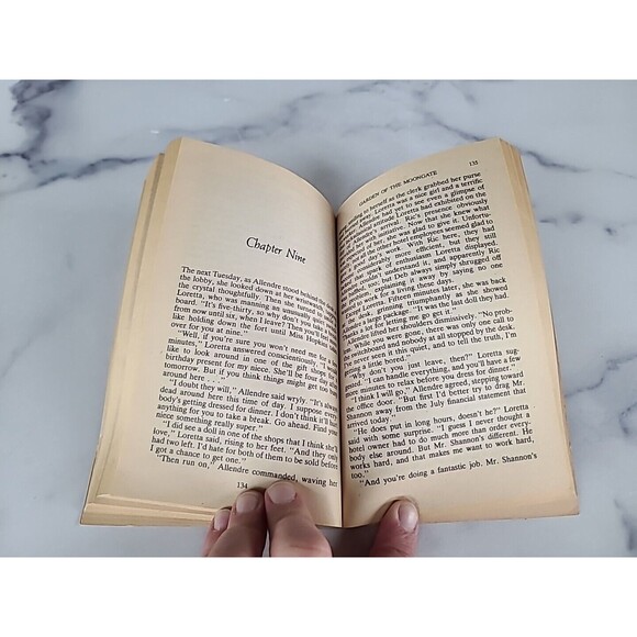 Vitek, Donna - Garden of the Moongate - Silhouette Publishers - #139- Paperback - Picture 7 of 10